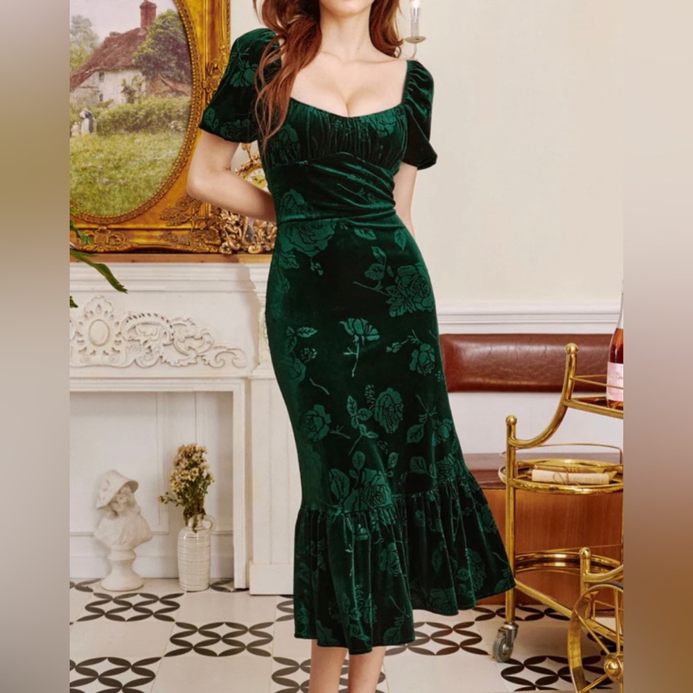 LAIT Brielle Sweet Heart Neckline Velvet Dress in Green